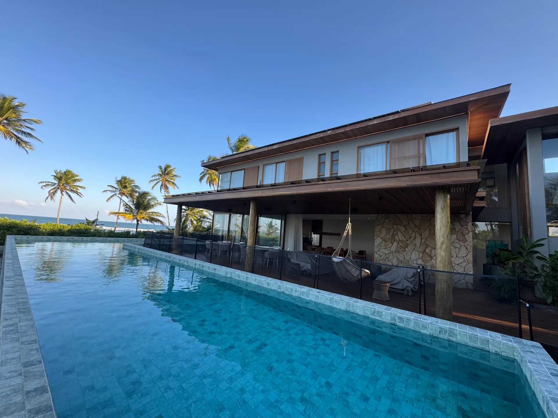 Projeto finalizado em Praia do Forte, com deck, piscina e revestimentos em madeira